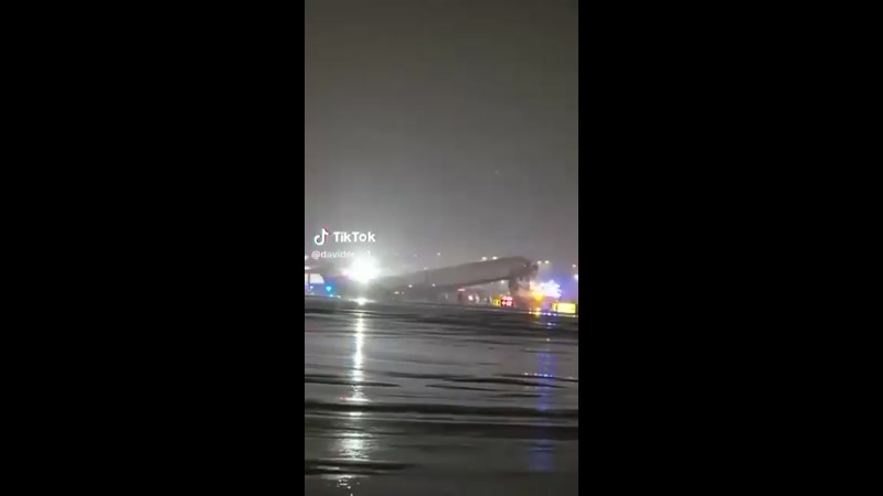 🚨 BREAKING: AIR CANADA FLIGHT COLLIDES WITH GROUND VEHICLE AT LAGUARDIA — AIRPORT CLOSED, MULTIPLE CRITICAL INJURIES REPORTED, POSSIBLE FATALITIES UNDER INVESTIGATION