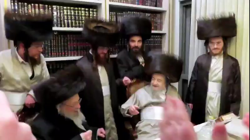 VIDEO: The Rebbe of Pinsk-Karlin at the Purim celebration in the home of the splendor of the generation, the genius and righteous Rabbi Yaakov Meir Schechter