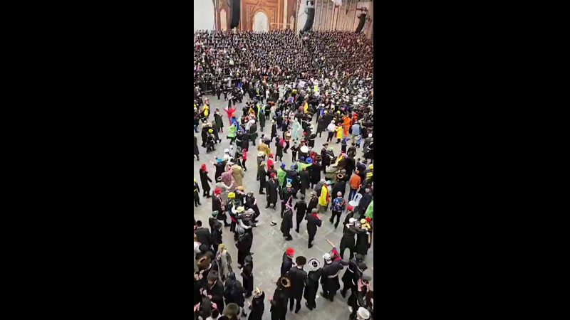 VIDEO: חסידות סקווירא בחגיגות פורים. 