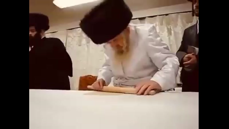AMAZING VIDEO: TOSHER REBBE RAV MESHULAM FEISH HALEVI LOWY ZT’L BAKING MATZAH ON EREV PESACH CIRCA 2010