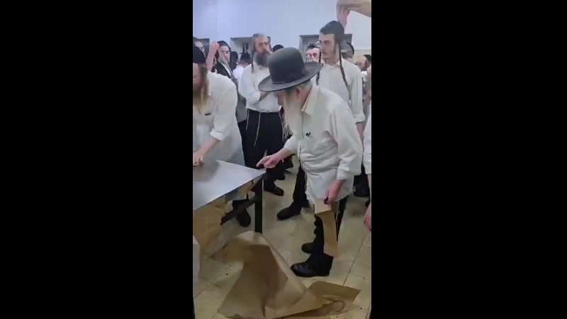 VIDEO: AMSHINOV REBBE BAKES MATZAH FOR PESACH IN MEA SHEARIM
